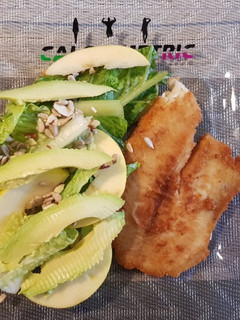 Una foto de 21. Pescado empanizado con ensalada