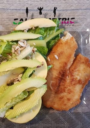 Una foto de 21. Pescado empanizado con ensalada