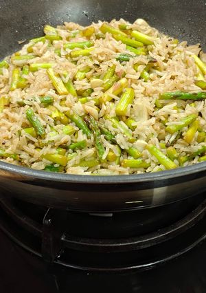 Una foto de Cocina de aprovechamiento: wok de arroz basmati con trigueros al ajillo