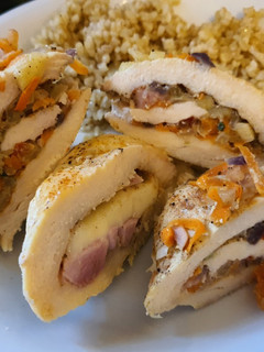 Csirkemell zöldséggel és sajttal-sonkával töltve recept fotója