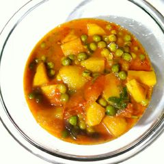 A picture of Peas Tomato Potato Curry.