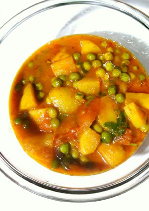 A picture of Peas Tomato Potato Curry.