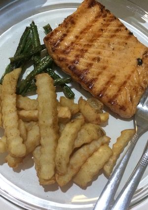 Foto resep Grilled Salmon with french fries Simple