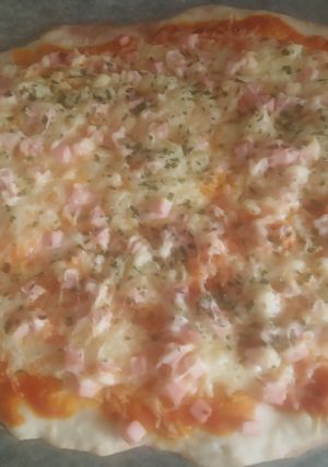 Una foto de Hacer masa de pizza casera y rellenarla. Hacer la masa a mano o con la Amasadora de pan