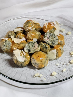 Una foto de 🥔🥘 Ñoquis de papa y acelga rellenos de jamón y muzzarella 🥘🥔
