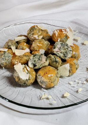 Una foto de 🥔🥘 Ñoquis de papa y acelga rellenos de jamón y muzzarella 🥘🥔