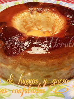Una foto de Flan de huevo y queso, con fresas confitadas