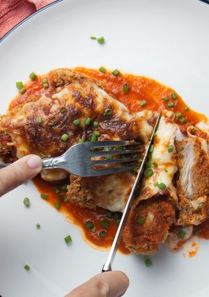 Hình của món Gà Phủ Sốt Cà Chua Phô Mai Bỏ Lò  - Chicken Parmigiana.