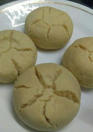 A picture of Besan naan khatai.