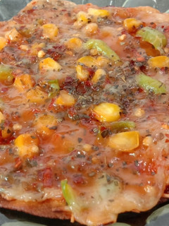 થીન ક્રસ્ટ કોર્ન પીઝા (thin crust corn pizza recipe in gujarati) રેસીપી મુખ્ય ફોટો