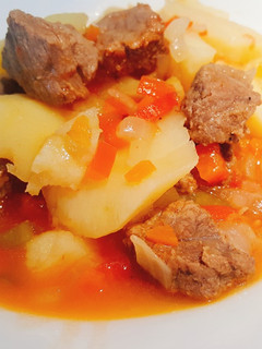 Una foto de Guiso de patatas con tacos de ternera a mi manera