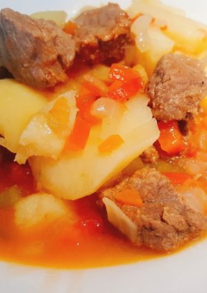 Foto principal de Guiso de patatas con tacos de ternera a mi manera