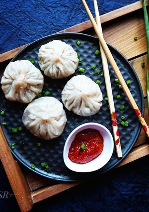 सोया व्हेजि मोमोस (soya veg momos recipe in marathi) रेसिपी चे मुख्य फोटो 