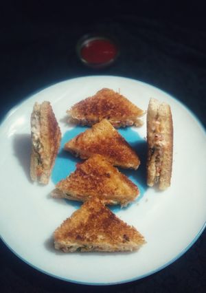 व्हेज मेयॉनीज सँडविच (Veg Mayonnaise Sandwich Recipe In Marathi) रेसिपी चे मुख्य फोटो 