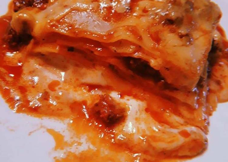 Lasagna de jamón y queso a la bolognesa