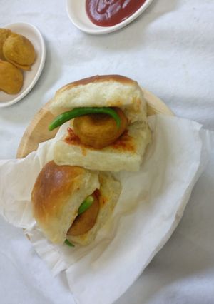A picture of Vada pav.