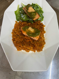 Una foto de Salmón con salsa verde de tomate y aguacate