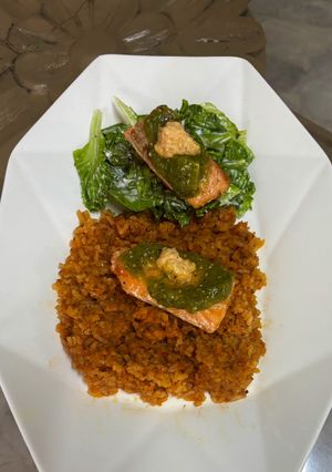 Una foto de Salmón con salsa verde de tomate y aguacate