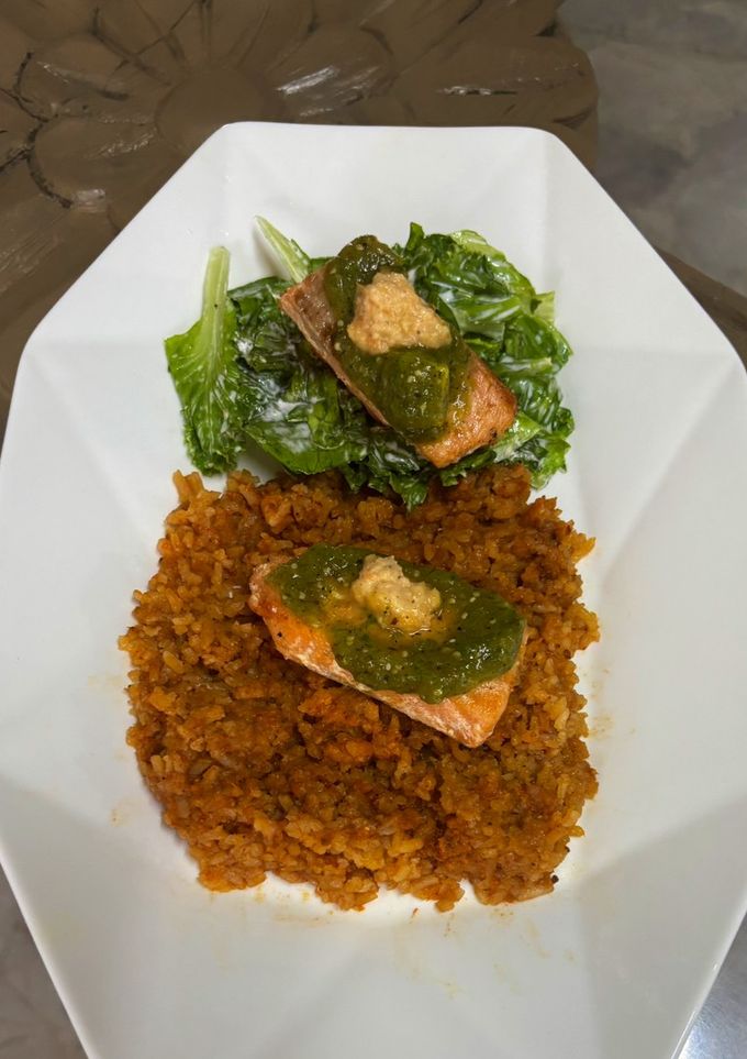 Una foto de Salmón con salsa verde de tomate y aguacate
