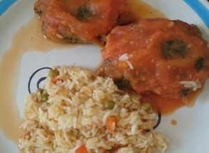 Una foto de Huazontles rellenos de quesillo en salsa de tomate