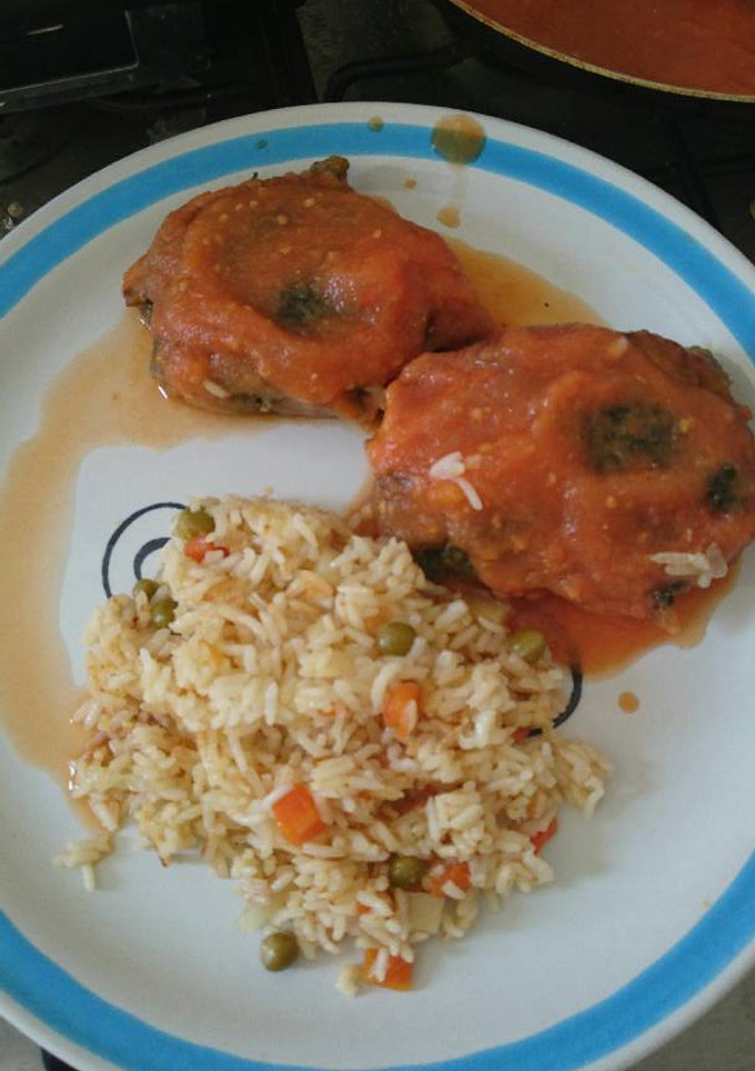 Una foto de Huazontles rellenos de quesillo en salsa de tomate