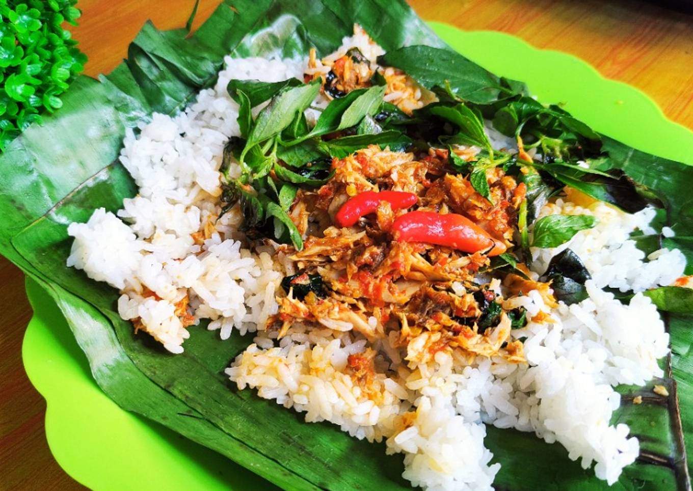 Nasi bakar tongkol suwir kemangi