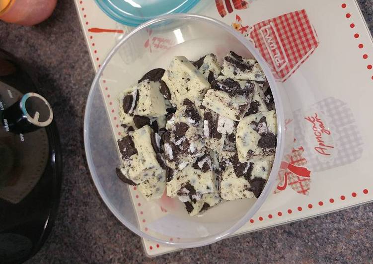Milky bar and Oreo fudge (slow cooker)