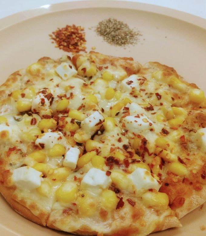 A picture of Corn paneer pizza.