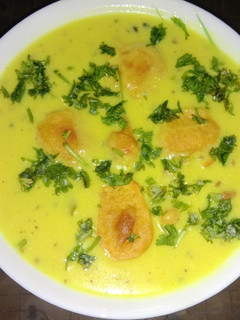 गुजराती कढ़ी (gujarati kadhi recipe in Hindi) रेसिपी मुख्य फोटो