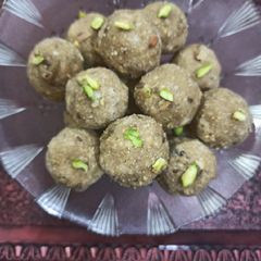 A picture of Sattu ladoo.