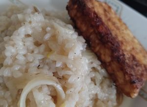 Una foto de Risotto de hinojo con tempeh (vegano)