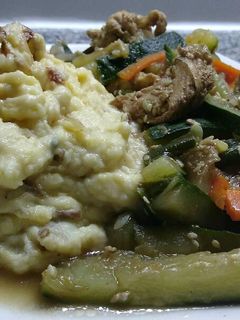 Una foto de Puré rústico con crema y Pollo con verduras salteadas