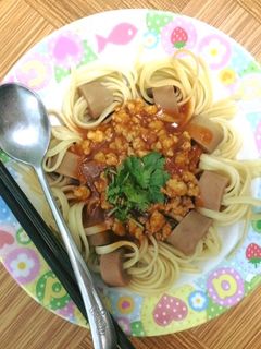 Hình của món Mì Ý xiên xúc xích.