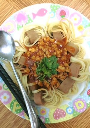 Hình của món Mì Ý xiên xúc xích.