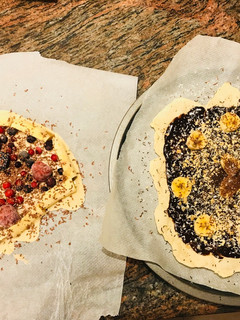 Una foto de Pizzas caseras de plátano y chocolate con almendras