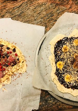 Una foto de Pizzas caseras de plátano y chocolate con almendras