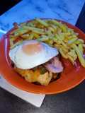 Pechuga de pollo con verduras, queso, bacon, queso y huevo a la plancha