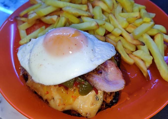 Foto principal de Pechuga de pollo con verduras, queso, bacon, queso y huevo a la plancha