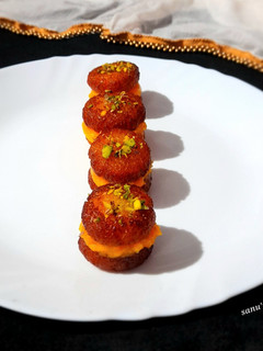 A picture of Gulab Jamun Sandwich.