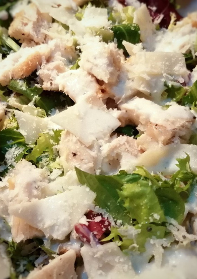 Una foto de Ensalada de pollo y nueces