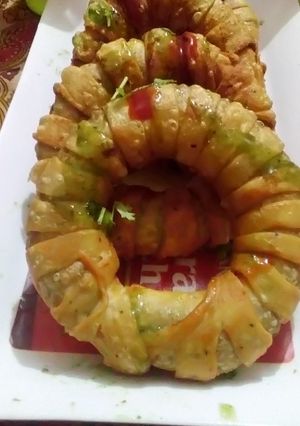 A picture of Chicken Potato donut samosa.