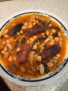 Una foto de Potaje de habichuelas y garbanzos con croquetas de pan
