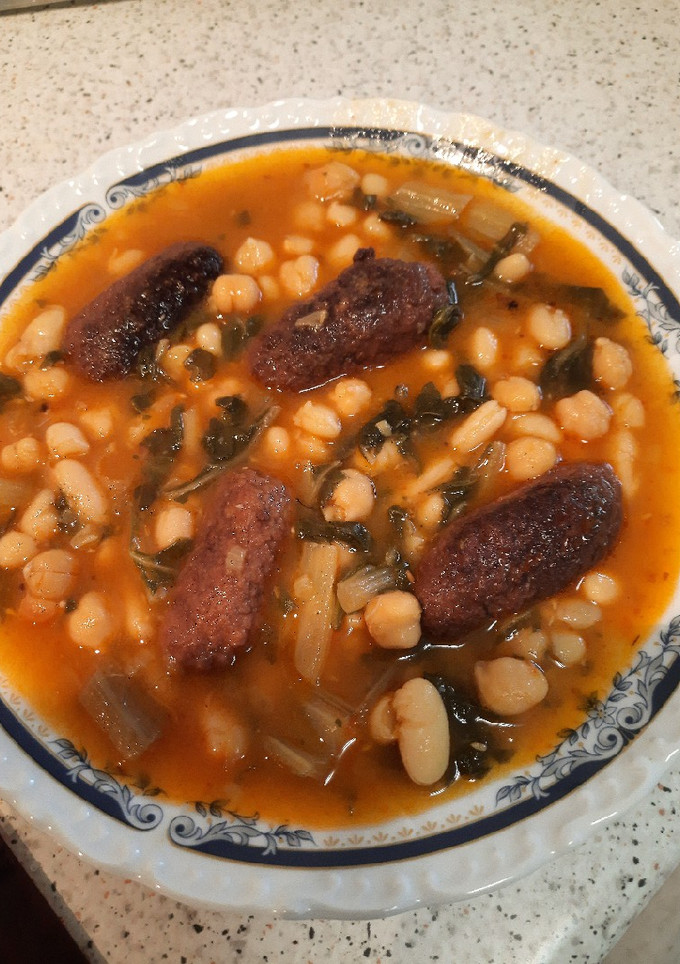 Una foto de Potaje de habichuelas y garbanzos con croquetas de pan