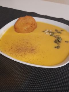 Una foto de Crema de calabaza y queso