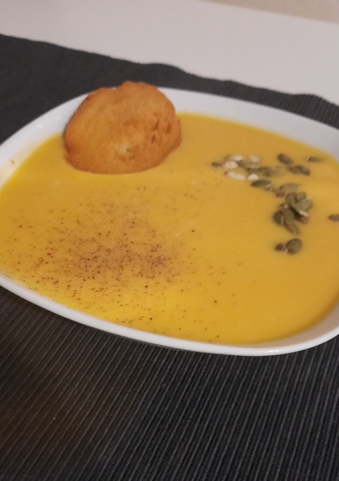 Una foto de Crema de calabaza y queso
