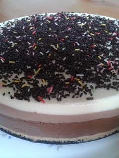 Una foto de Tarta de chocolate de tres colores