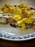 Tosta de queso cremoso con huevos revueltos
