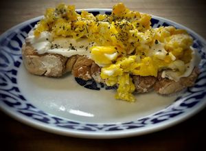 Una foto de Tosta de queso cremoso con huevos revueltos