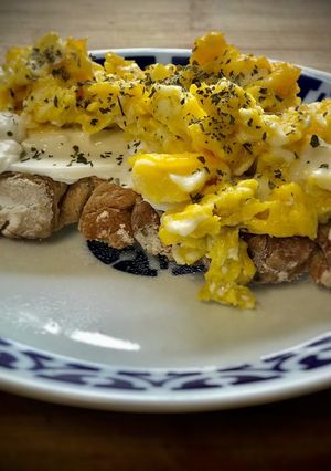 Una foto de Tosta de queso cremoso con huevos revueltos