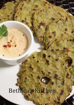 A picture of Oats Thalipeeth.